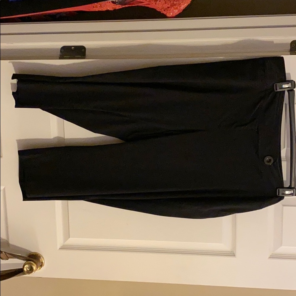 Black Capri pants